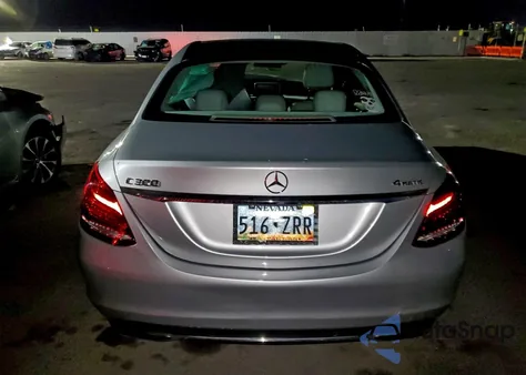 2017 Mercedes Benz C 300 4Mat z USA, uszkodzony, nr VIN 216903